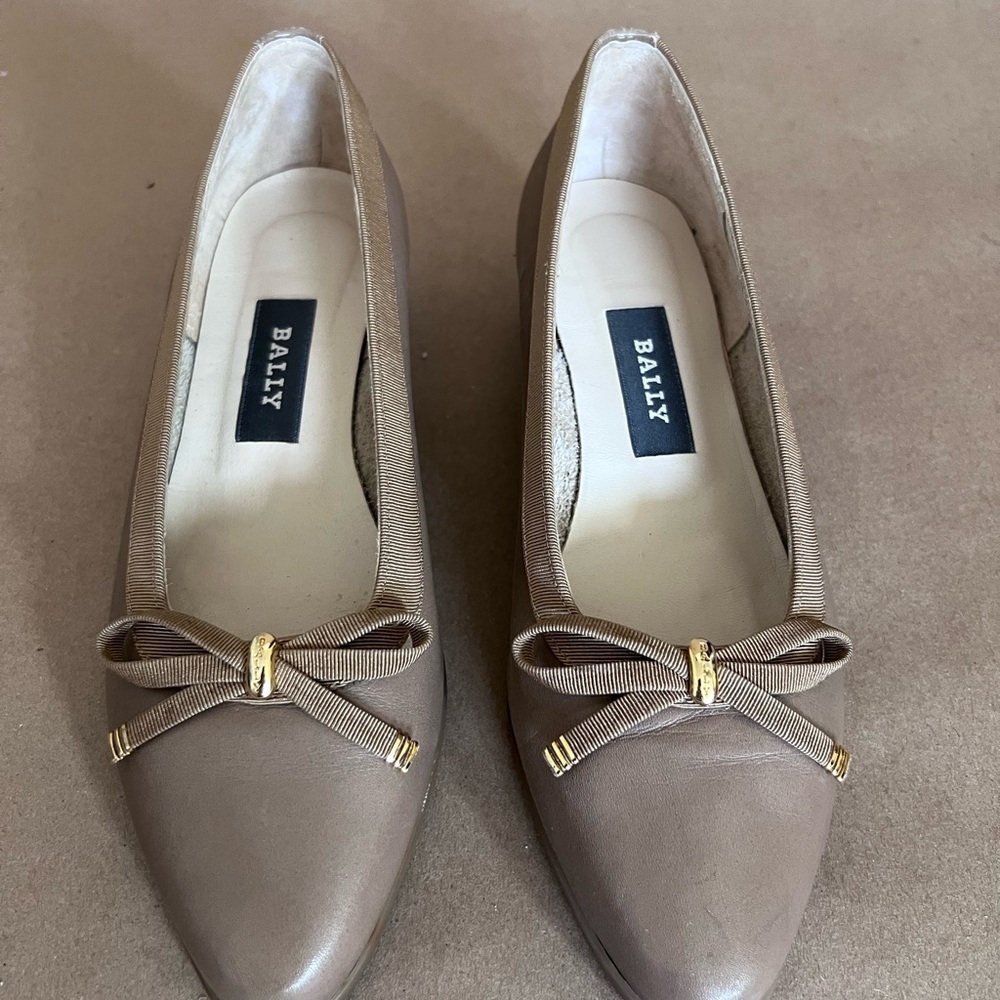 Bally Genuine Leather Beige Almond Toe Wedge Pumps Heels Shoes Women’s Size 6M